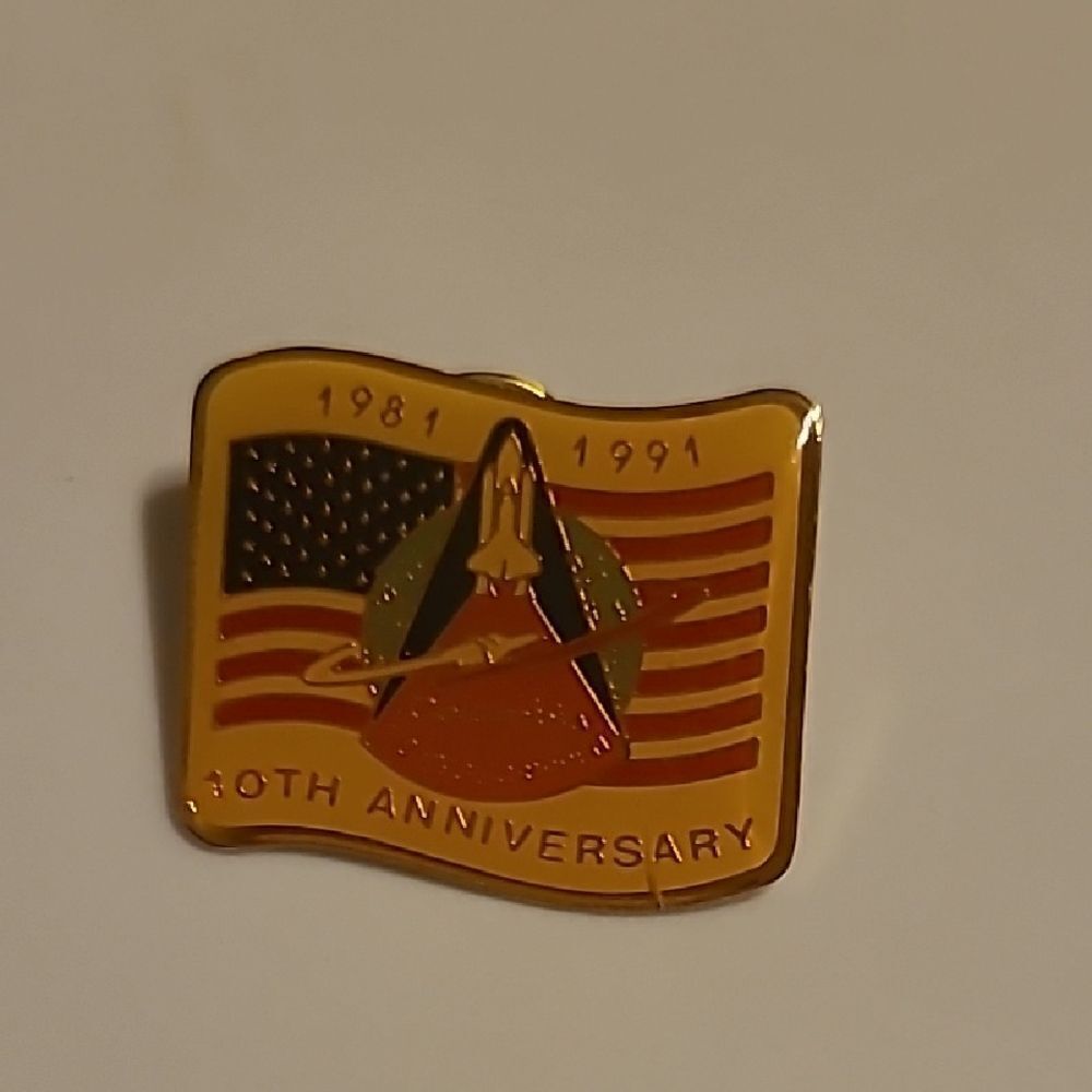 Columbia Gold 10th Anniversary Space Shuttle Pin